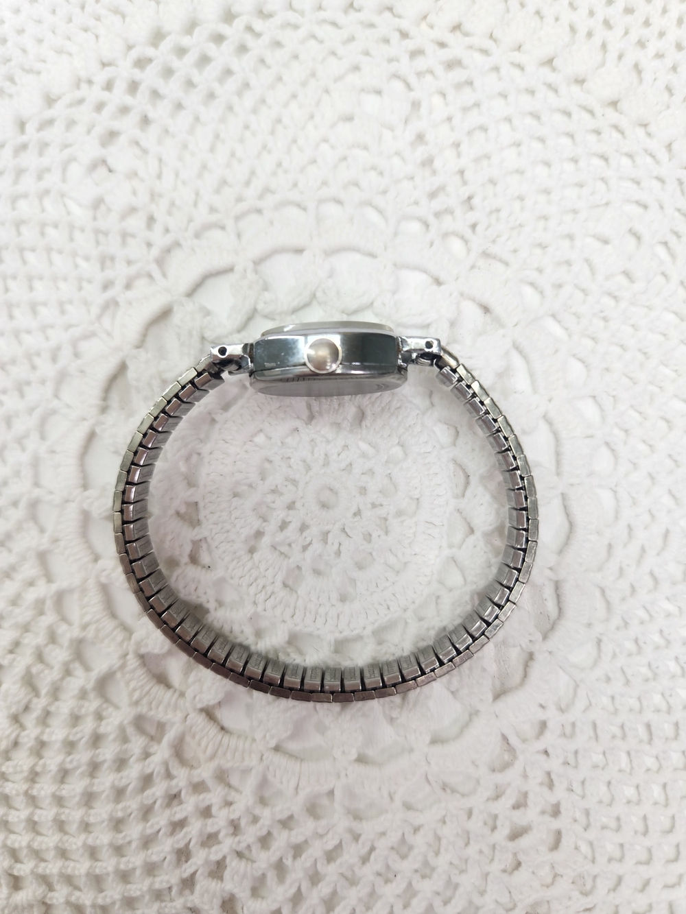 Vintage Sears Women's Watch - Oval Dial - Speidel Stretch Band - Picture 4 of 6